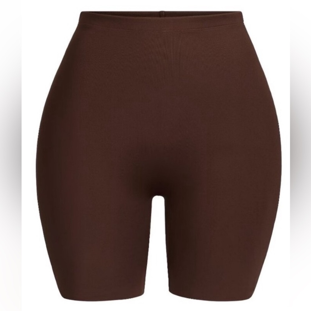 NWT SKIMS BODY HIP SHAPING MID THIGH SHORT CLAY MEDIUM